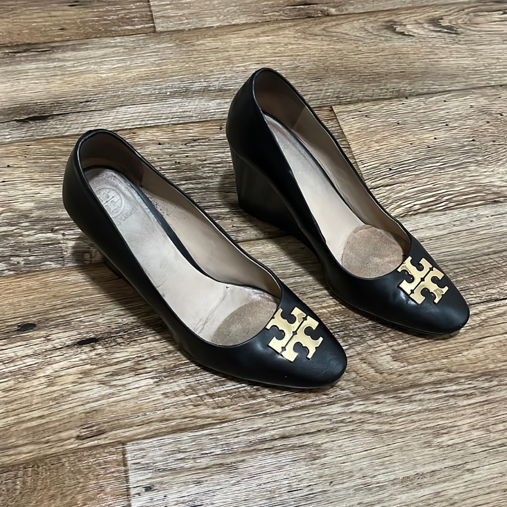 Tory Burch Black Leather Raleigh Wedge Pumps Size 8 1/2 Preowned